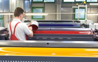 An der Druckmaschine wird jedes Farbwerk einzeln eingestellt um ein optimales Druckergebnis zu erhalten